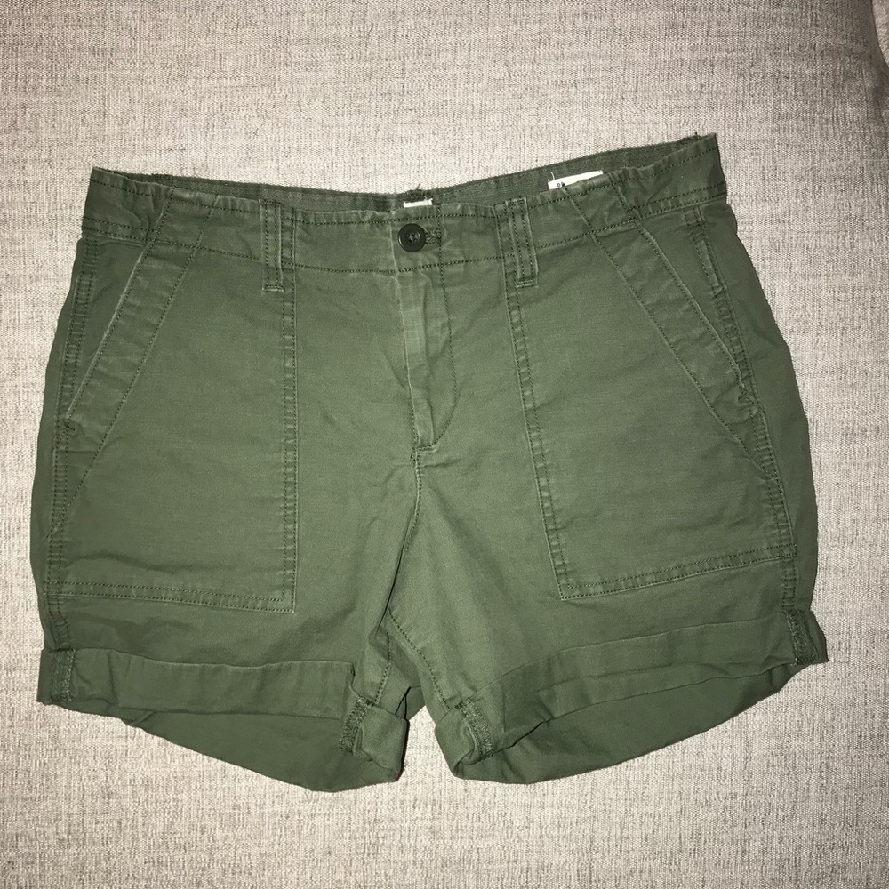 Gap olive green size 6 chino shorts